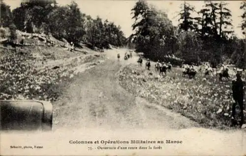 Ak Marokko, Feldzug, Soldaten passieren Straße