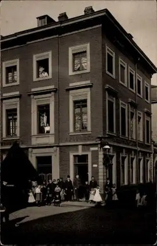 Ak Aachen, Gruppenbild am Haus in der Pontstraße 88