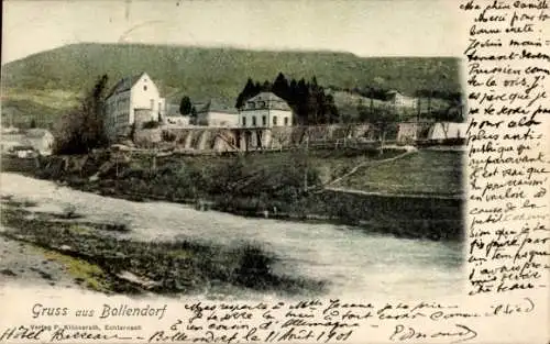 Ak Bollendorf in der Eifel Pfalz, Blick über einen Fluß auf altertümliche Gebäude