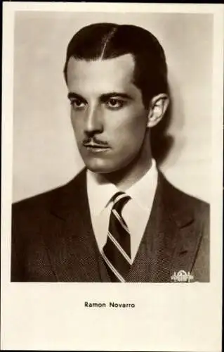 Ak Schauspieler Ramon Novarro, Portrait im Anzug