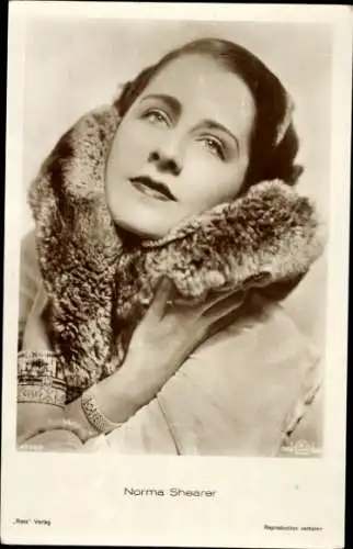 Ak Schauspielerin Norma Shearer, Portrait, Pelzkragen