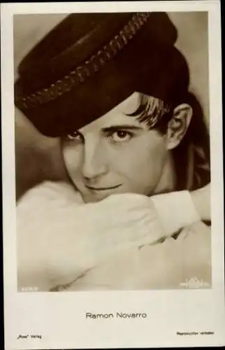 Ak Schauspieler Ramon Novarro, Portrait mit Kopfbedeckung, Ross Verlag 4272/2