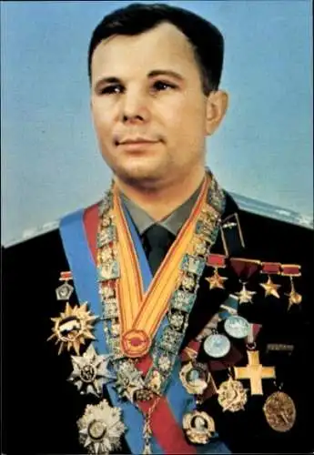 Ak Erster Kosmonaut der Erde Juri Alexejewitsch Gagarin, Portrait, Orden