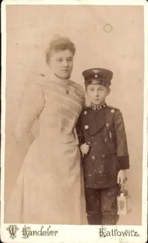 Kabinett Foto Katowice Kattowitz Oberschlesien, Junge in Uniform mit Lampe, Frau