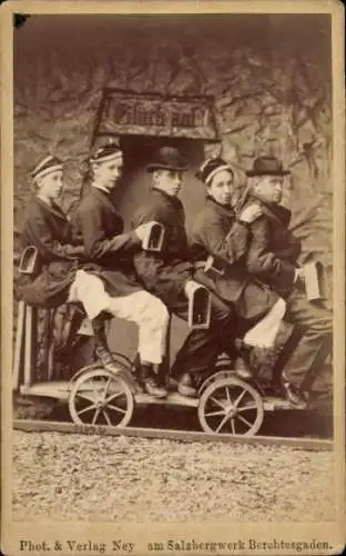 Kabinett Foto Berchtesgaden in Oberbayern, Besucher auf der Grubenbahn, Salzbergwerk