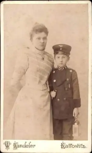 Kabinett Foto Katowice Kattowitz Schlesien, Frau und Junge in Uniform mit Lampe