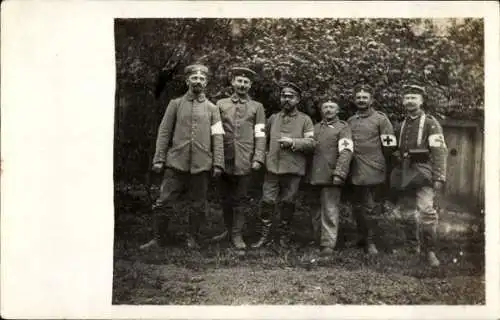 Foto Ak Deutsche Soldaten in Uniformen, Sanitäter, I.WK