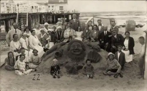 Foto Ak Ostseebad Ahlbeck Heringsdorf auf Usedom, Menschen am Strand, Sandfigur