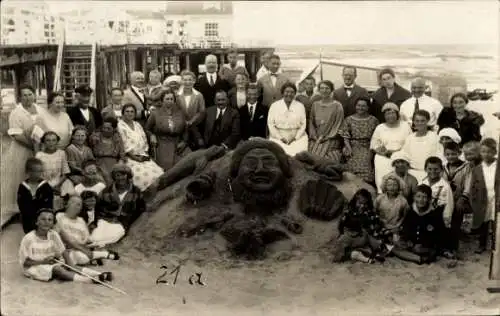 Foto Ak Ostseebad Ahlbeck Heringsdorf auf Usedom, Menschen am Strand, Sandfigur