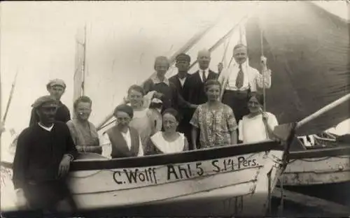 Foto Ak Ostseebad Ahlbeck Heringsdorf auf Usedom, Menschen im Boot, Gruppenbild