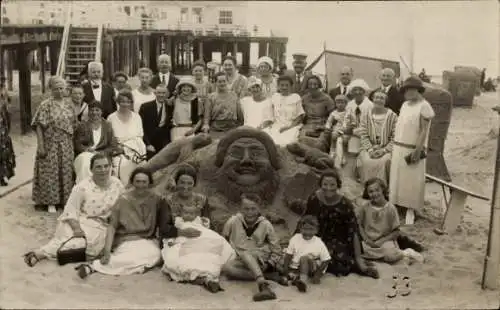 Foto Ak Ostseebad Ahlbeck Heringsdorf auf Usedom, Menschen am Strand, Sandfigur