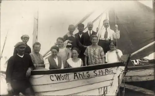 Foto Ak Ostseebad Ahlbeck Heringsdorf auf Usedom, Menschen im Boot, Gruppenbild