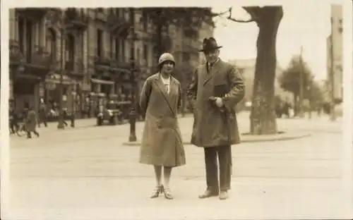 Foto Ak Wiesbaden in Hessen, Ehepaar, Portrait, Straße, Jahr 1925