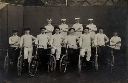 Foto Ak Radfahrer, Fahrräder, Männer, Gruppenbild