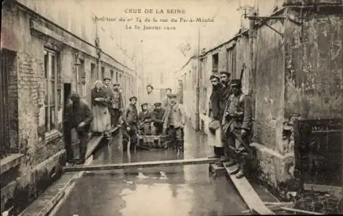 Ak Paris XI., Überschwemmung der Seine, Rue de Fer-a-Moulin, 1910