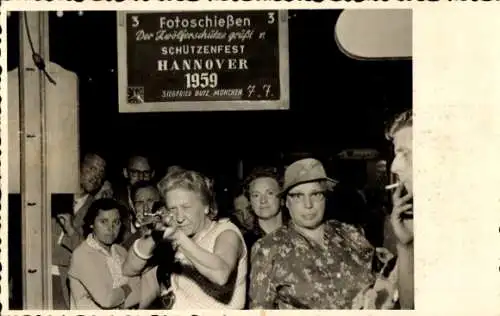Foto Ak Hannover in Niedersachsen, Fotoschießen auf dem Schützenfest 1959