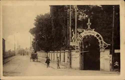 Ak Les Mureaux Yvelines, Eingang zur Brücke, Eremitage