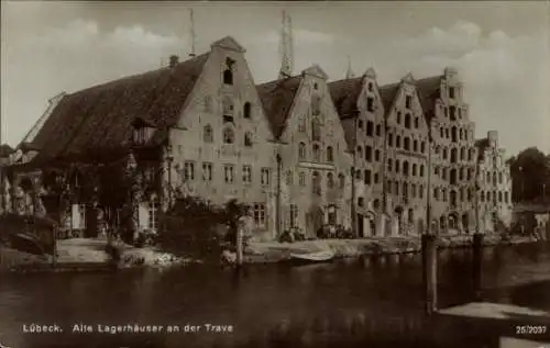 Ak Hansestadt Lübeck, Alte Lagerhäuser an der Trave