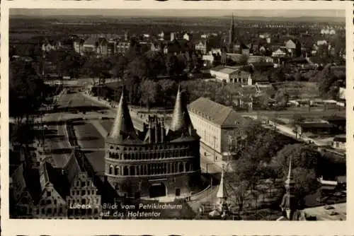 Ak Hansestadt Lübeck, Blick vom Petrikirchturm, Holstentor