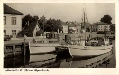 Ak Neustadt in Holstein, Hafenbrücke, Fischerboote
