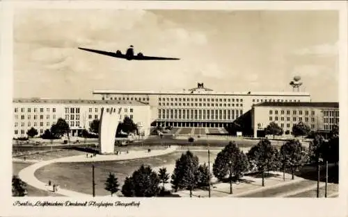 Ak Berlin Tempelhof, Luftbrückendenkmal, Flughafen, Flugzeug