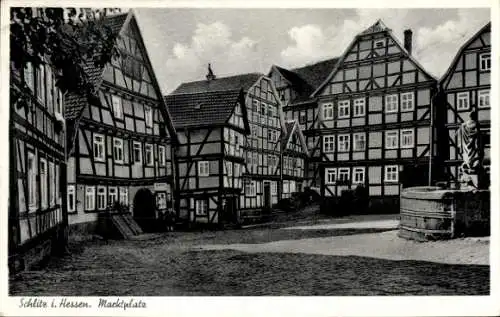 Ak Schlitz im Vogelsbergkreis Hessen, Marktplatz, Fachwerkhäuser, Denkmal