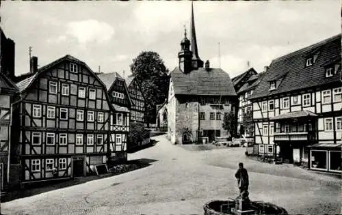 Ak Burgenstadt Schlitz Vogelsbergkreis, Fachwerkhäuser am Markt, Brunnen