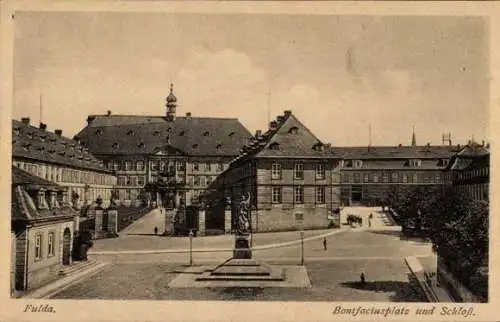 Ak Fulda in Osthessen, Bonifaciusplatz und Schloss, Denkmal