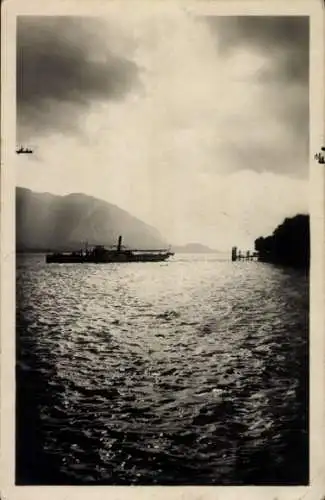 Ak Pallanza Lago Maggiore Piemonte, Schiff im Gegenlicht