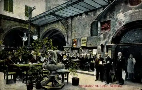 Ak Salzburg in Österreich, Stiftskeller St. Peter, Gastraum, Kellner