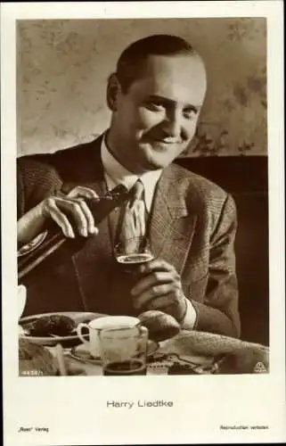 Ak Schauspieler Harry Liedtke, Portrait,  Filmszene, Bierflasche, Brotzeit