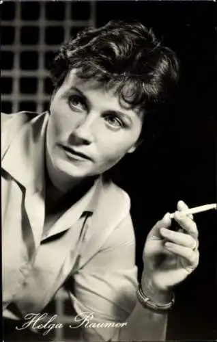 Ak Schauspielerin Helga Raumer, Portrait mit Zigarette, Defa, Der kleine Kuno, Musterknaben