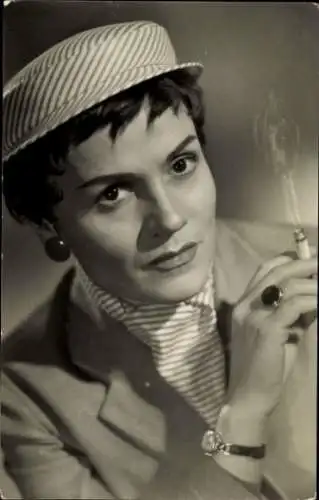 Ak Schauspielerin Gisela May, Portrait mit Zigarette, DEFA, Hotelboy Ed Martin