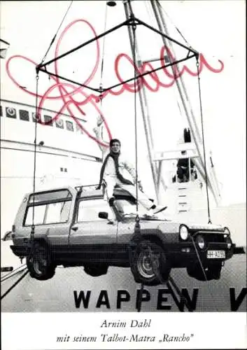 Ak Schauspieler und Stuntman Arnim Dahl mit seinem Talbot-Matra Rancho, Autogramm