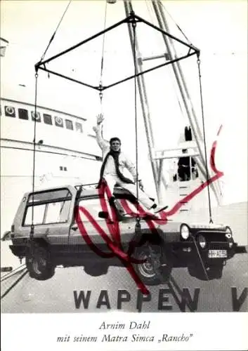 Ak Schauspieler und Stuntman Arnim Dahl mit seinem Matra Simca Rancho, Autogramm
