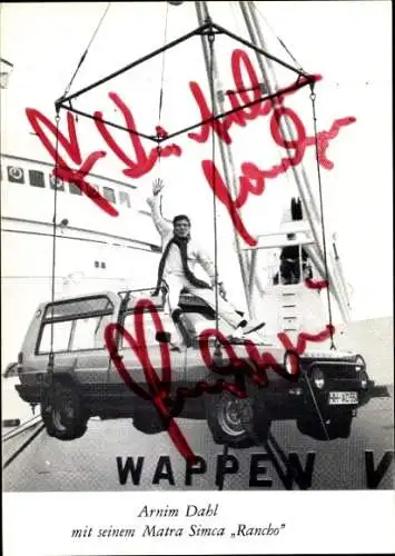 Ak Schauspieler und Stuntman Arnim Dahl mit seinem Matra Simca Rancho, Autogramm