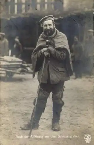 Ak Soldat nach der Ablösung aus dem Schützengraben, Pfeife