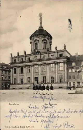 Ak Potsdam, Rathaus, vorbeimarschierende Soldaten