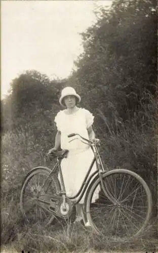 Foto Ak Junge Frau mit einem Fahrrad