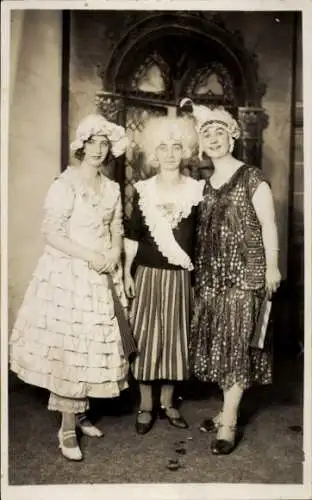 Foto Ak Sülz Köln am Rhein, Karneval, drei Frauen in Kostümen, Febr. 1927