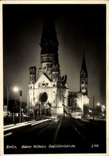 Foto Ak Berlin Charlottenburg, Kaiser Wilhelm Gedächtniskirche, Nachtbeleuchtung