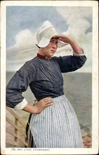 Ak Volendam Niederlande, Op den uitkijk, Frau in Volkstracht