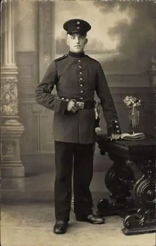 Foto Ak Stuttgart in Baden Württemberg, Deutscher Soldat in Uniform
