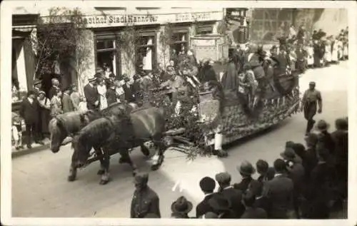 Foto Ak Hannover, Festzug, geschmückter Wagen, Gasthof Stadt Hannover