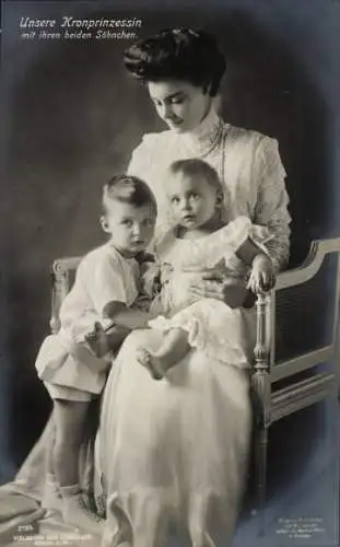 Ak Kronprinzessin Cecilie mit ihren beiden Söhnen, Prinz Wilhelm, Louis Ferdinand, Portrait