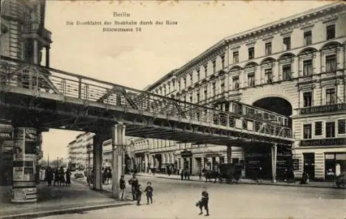 Ak Berlin Schöneberg, Durchfahrt der Hochbahn durch das Haus Bülowstraße 70