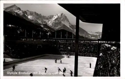 Ak Garmisch Partenkirchen in Oberbayern, Olympia Eisstadion, Zugspitzgruppe