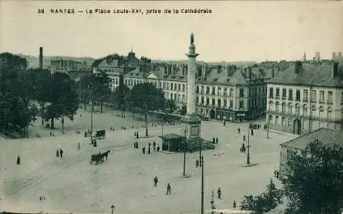 Ak Nantes Loire Atlantique, Place Louis XVI, Denkmal, Blick von der Kathedrale