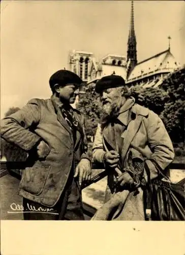 Ak Paris, Notre Dame, Pariser Männer im Gespräch, Fotograf Albert Monier 1952