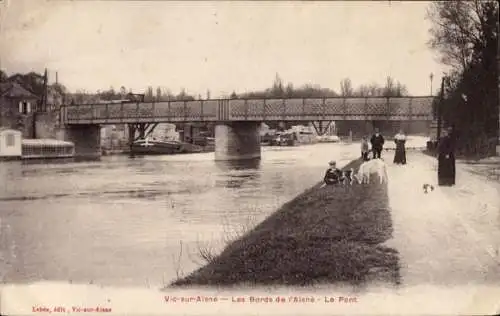 Ak Vic Vicq sur Aisne, Les Bords de l'Aisne, Pont